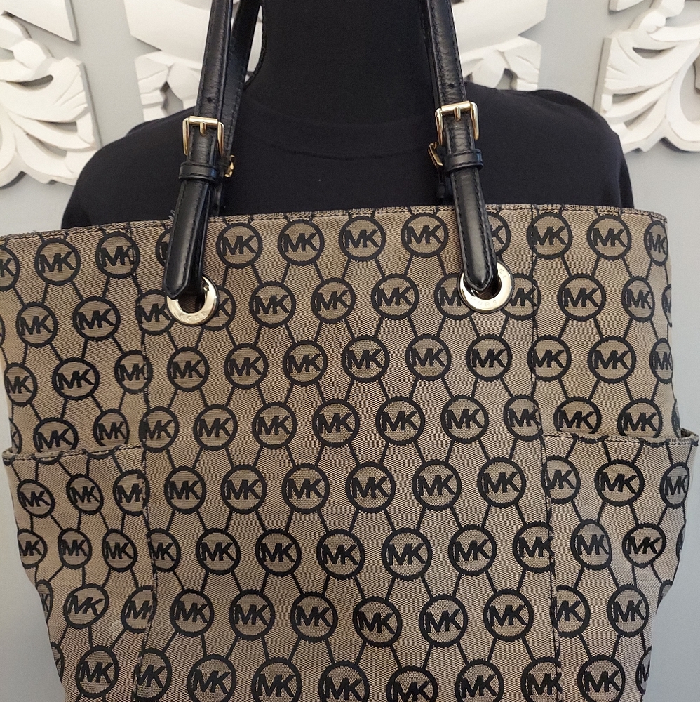 MK Beautiful tan and black insignia bag-Minor wear-no holes 🤎🖤